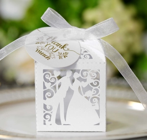 Détail boîte de mariage découpée au laser avec silhouette de mariée et ruban blanc