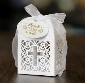 Détail boîte à bonbons croix découpée au laser avec ruban et étiquette merci