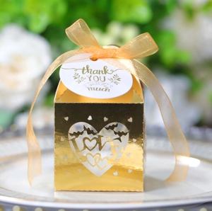 Detail der goldenen LOVE Hohl-Süßigkeitenbox mit Schleife und Dankeschön-Anhänger