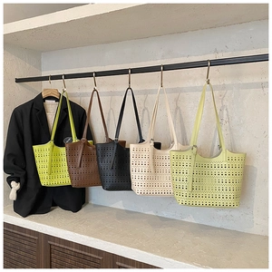 Série de sacs cabas ajourés en vert fluo, marron, noir, beige et jaune pastel