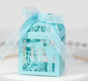 Boîte de mariage bleu clair découpée au laser avec texte merci et ruban de soie