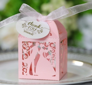 Détail boîte de mariage rose découpée au laser avec silhouette et étiquette de merci