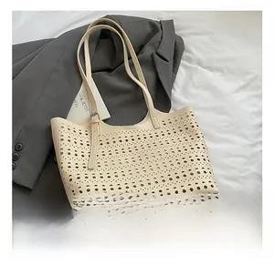 Détail du motif ajouré découpé au laser et de la bandoulière de ce grand sac fourre-tout