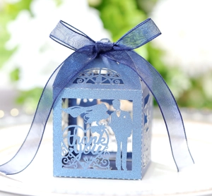 Détail de boîte de mariage bleue à paillettes avec découpe laser et ruban élégant