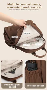 Dettaglio dell'interno dello zaino in nylon marrone con scomparto per tablet e tasche