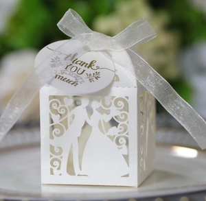 Détail de la boîte de mariage découpée au laser avec silhouette et étiquette cadeau