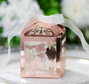 Vue détaillée de la boîte cadeau mariage ajourée or rose avec ruban et texte Thank You