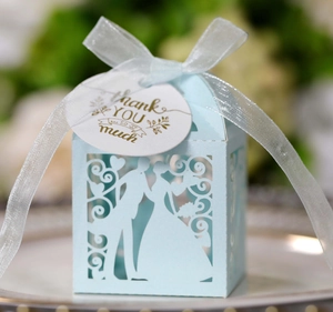 Détail boîte cadeau mariage bleu clair découpée au laser avec ruban et étiquette
