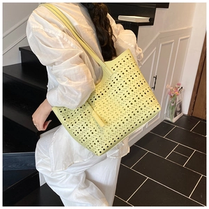 Détail du grand sac cabas ajouré vert citron avec motif découpé porté à l'épaule