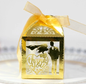 Boîte cadeau mariage découpée au laser dorée avec lettrage thank you et ruban