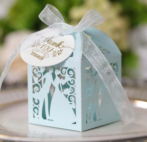 Détail de la boîte de mariage découpée au laser avec silhouette de mariés et étiquette