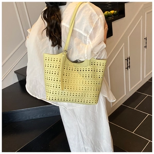 Gros plan du sac cabas jaune pâle perforé au laser avec bandoulière réglable