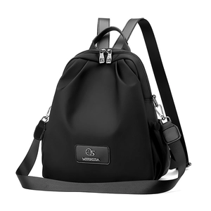 Dettaglio ravvicinato di uno zaino in nylon nero minimalista con doppia cerniera lampo