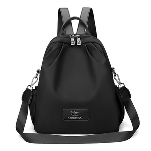 Dettaglio zaino in nylon nero con logo metallico e tracolla rimovibile regolabile