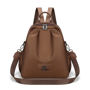 Vista frontale di uno zaino in nylon marrone con zip in metallo e tracolla staccabile