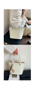 Détail du sac seau crème montrant le cuir grainé et la poignée à nœud unique