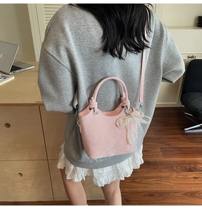 Sac seau rose avec poignée nouée et nœud en dentelle perlée en décor de vie réelle
