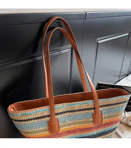 Detail der mehrfarbig gestreiften Strandtasche mit braunen Kunstleder-Schultergurten