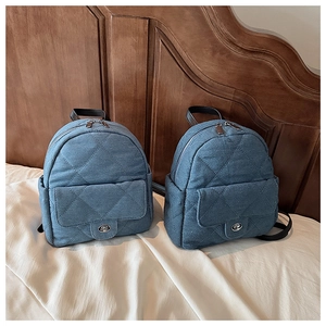 Détails de mini sacs à dos en denim matelassé bleu avec fermoirs rotatifs en métal argenté