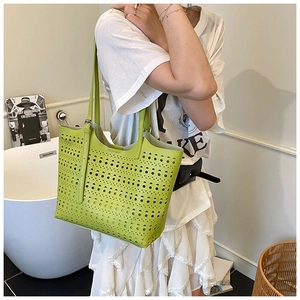 Détail du sac cabas vert fluo découpé au laser avec motif géométrique ajouré moderne