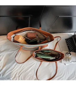 Große Strandtasche aus Stroh mit viel Stauraum und praktischer Innenaufteilung im Detail
