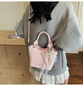 Vue de dos du sac seau rose avec dentelle élégante et détail de nœud en perles