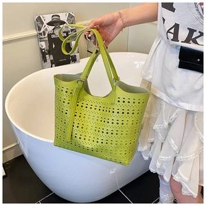 Détails de découpes laser circulaires sur un sac fourre-tout vert citron vif