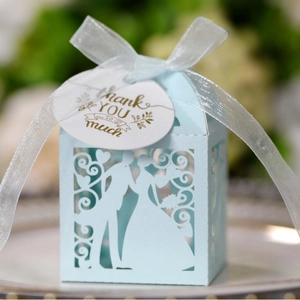 Boîte de dragées de mariage évidée bleu clair avec ruban et étiquette merci