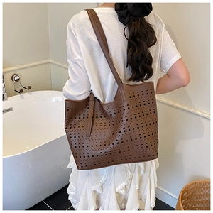 Détail du sac cabas marron en similicuir avec motifs géométriques ajourés au laser