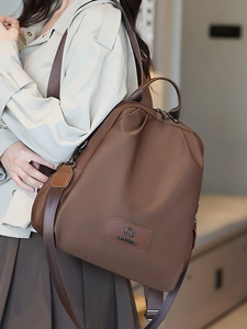 Zaino marrone minimalista in nylon per pendolari con spallacci regolabili e logo
