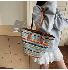 Detail der bunten Regenbogen-Stroh-Tote-Bag mit braunen Ledergriffen