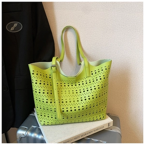 Détail du sac fourre-tout jaune néon avec motifs ajourés découpés au laser précis