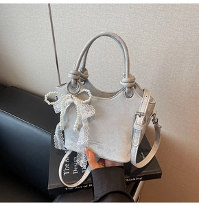 Sac seau velours gris argenté avec nœud perlé, dentelle et breloque anneau en métal