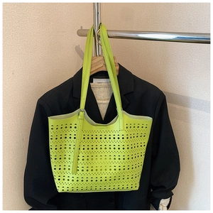 Détail du sac cabas vert citron avec découpes géométriques et boucle argentée