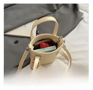 Vue de dessus de l'intérieur du sac seau crème montrant l'espace pour téléphone