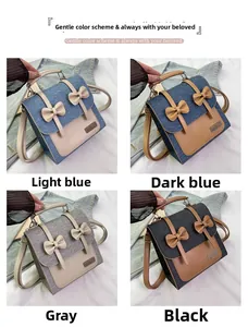 Détail de quatre sacs en jean colorés avec double nœud papillon et finitions en cuir chic
