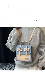 Détail du sac en denim avec deux nœuds beiges et finitions en patchwork de cuir chic