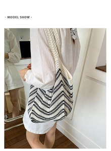 Dettaglio della borsa tote in maglia boho con motivo a onde bianche e nere ricamate