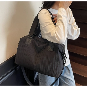 Détail du sac cabas plissé noir montrant la texture froncée et la large bandoulière