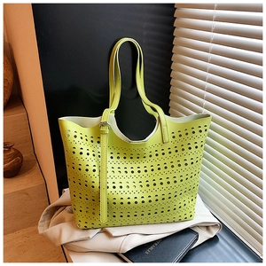 Gros plan d'un sac cabas ajouré jaune fluo avec texture cuir et doubles poignées