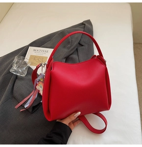 Sac seau rouge en cuir grainé avec bandoulière amovible et pendentif arc-en-ciel