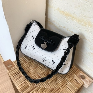 Schultertasche aus Canvas mit Punktmuster, Lederklappe und Schleifen-Herzanhänger