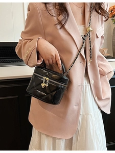 Mini borsa a tracolla nera trapuntata con zip a cuore e tracolla in catena per donna