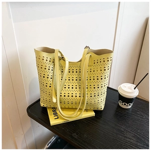 Détail du sac cabas jaune vif découpé au laser avec des motifs géométriques stylés