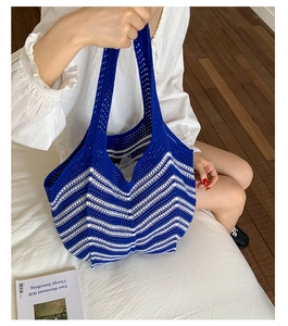 Dettaglio della borsa tote in maglia a righe bianche e blu con bordi ondulati boho