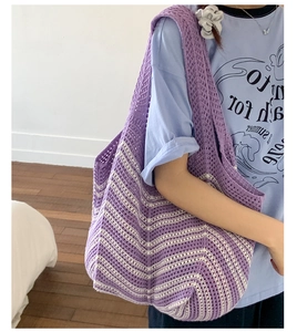 Dettaglio del motivo a onde viola di una borsa tote intrecciata a mano capiente