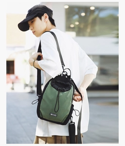 Wasserdichte Crossbody-Brusttasche für Outdoor mit verstellbarem Gurt und grünem Kordelzug