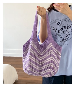 Dettaglio ravvicinato della borsa shopper all'uncinetto viola e bianca a zig-zag