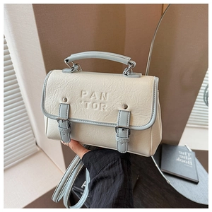 Detail of the PAN TOR cream-colored wrinkled leather bag with light blue contrast straps