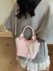 Sac seau rose avec nœud en dentelle perlée et poignée torsadée élégante pour femmes